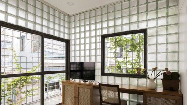 Gạch kính lấy sáng làm cho không gian phòng trở nên cao cấp, sang trọng
