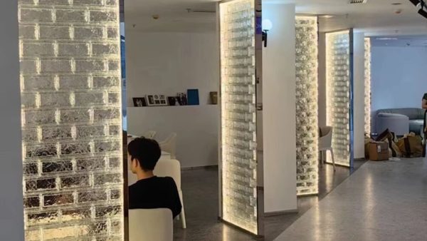 Gạch kính cho phòng khách kết hợp với đèn led