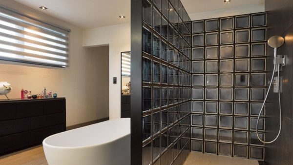 Phối màu gạch kính phù hợp với gạch đen, xám