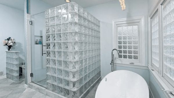 Phối màu gạch kính phù hợp với phòng tắm