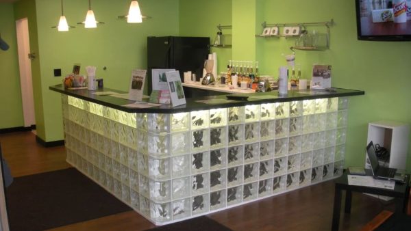 Phối màu gạch kính phù hợp với quán cafe