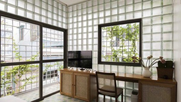 Gạch kính bị đọng nước có những dấu hiệu