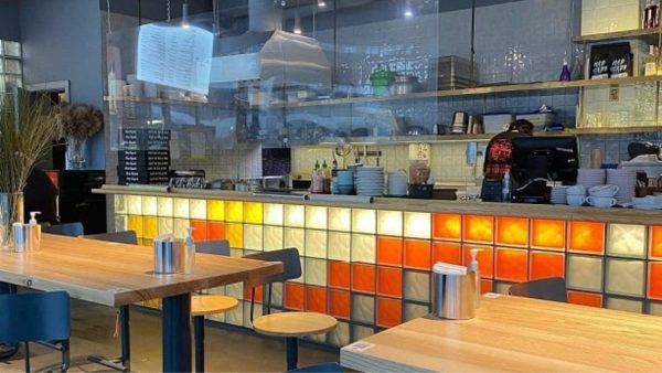 Gạch kính cho quán cà phê sử dụng gạch kính màu