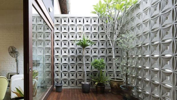 Gạch kính và gạch bông gió có đặc điểm nổi bật khác nhau