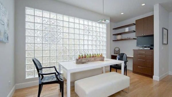 Bố trí gạch kính phù hợp với phòng bếp