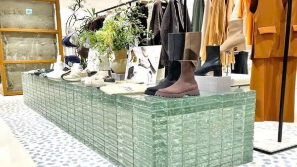 Gạch kính cho shop thời trang rất phù hợp