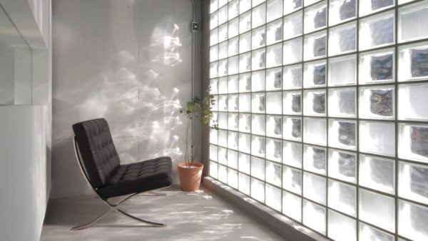 Nhà đẹp nhờ gạch kính với tường mặt tiền