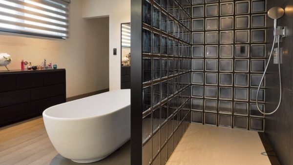 Nhà đẹp nhờ gạch kính với nhà tắm