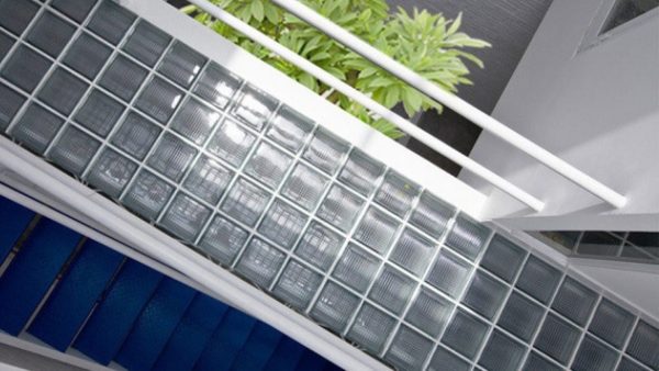 Nhà đẹp nhờ gạch kính với giếng trời