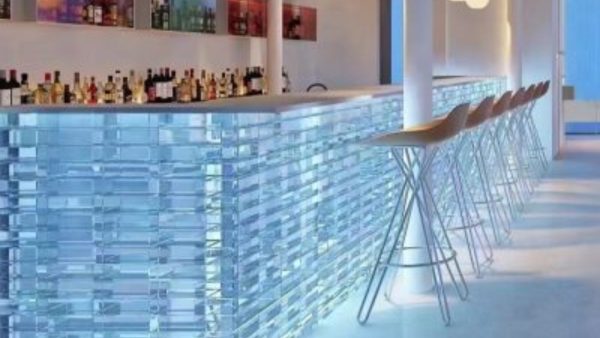 Phối gạch kính với đèn trang trí có vai trò quan trọng