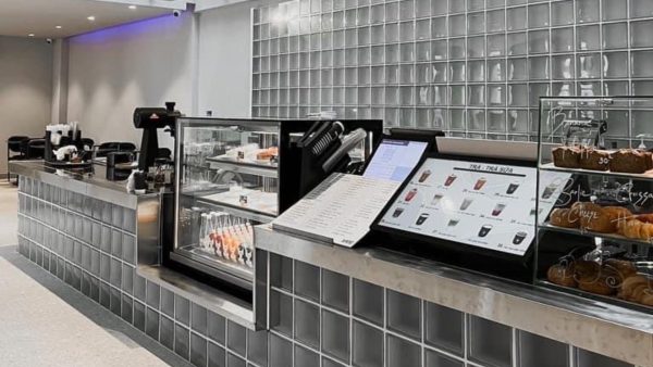 Phối gạch kính với đèn trang trí ấn tượng