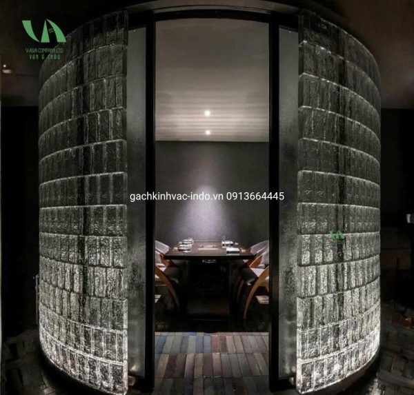 Công trình gạch kính cong đứng khối đặc màu trắng trong suốt kích thước 200x100x50mm 