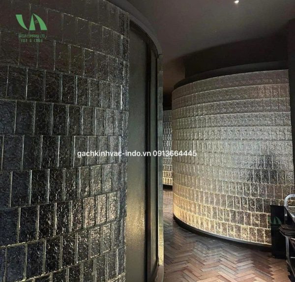 Công trình gạch kính cong đứng khối đặc màu trắng trong suốt kích thước 200x100x50mm 