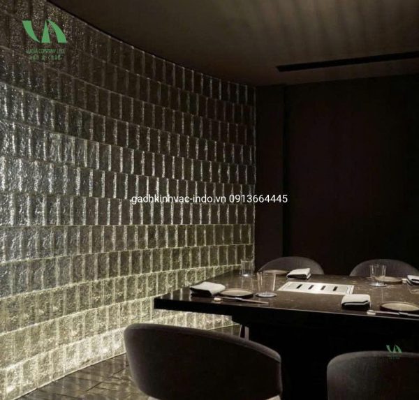 Công trình gạch kính cong đứng khối đặc màu trắng trong suốt kích thước 200x100x50mm 